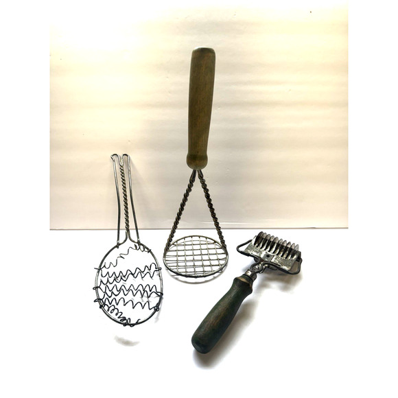 VTG. Potato Masher and Noodle Cutter w/Green Handle-Wire Wisk Twisted Handle - Picture 1 of 5